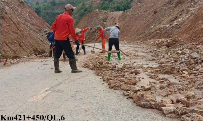 Sạt lở nhiều điểm trên Quốc lộ 6 qua Điện Biên do mưa lớn - Ảnh 2.