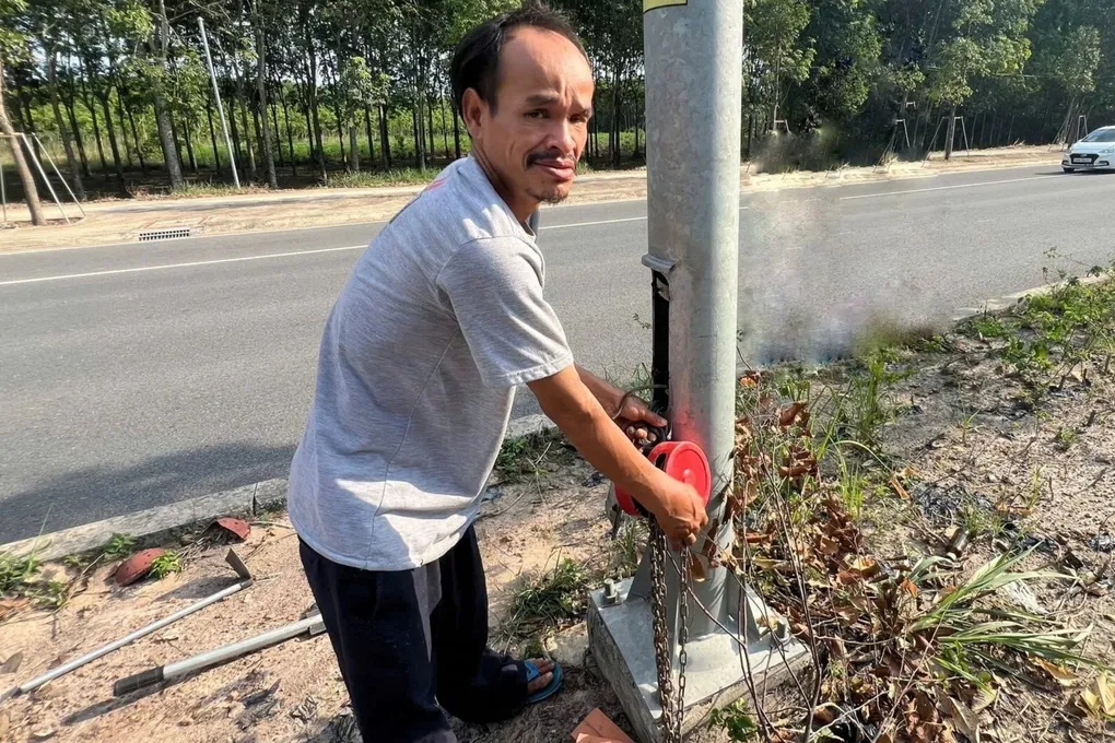 Khởi tố người đàn ông cắt trộm dây điện tại hàng loạt trụ chiếu sáng- Ảnh 1. Khởi tố người đàn ông cắt trộm dây điện tại hàng loạt trụ chiếu sáng- Ảnh 1.