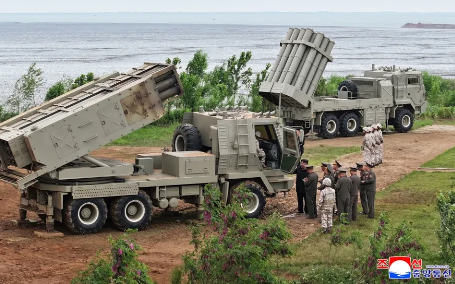 Lãnh đạo Triều Tiên Kim Jong Un thị sát nhiều hệ thống vũ khí tại một địa điểm không được tiết lộ ở Triều Tiên hôm 26/5 (Ảnh: KCNA/KNS/AP)