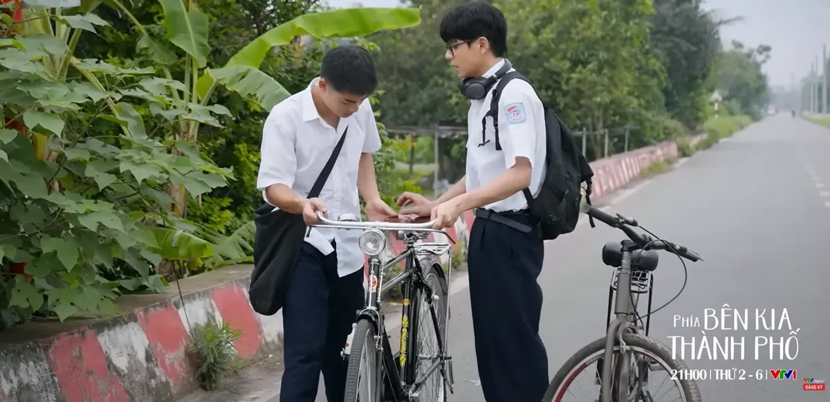 Phía bên kia thành phố - Tập 1: Khuê bị bạn bè chặn đường bắt nạt - Ảnh 1.