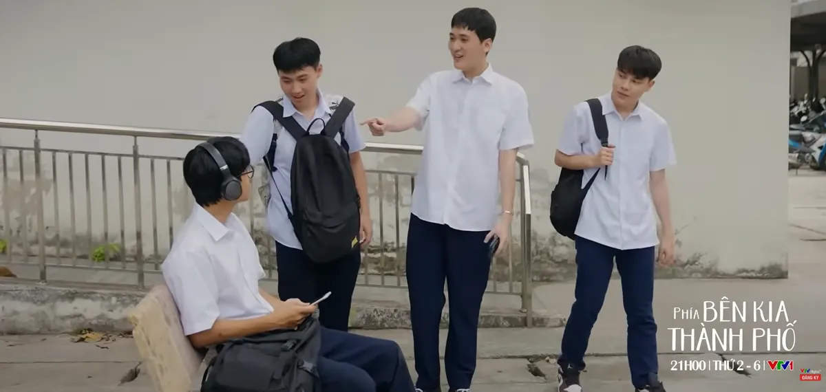 Phía bên kia thành phố - Tập 1: Khuê bị bạn bè chặn đường bắt nạt - Ảnh 2.
