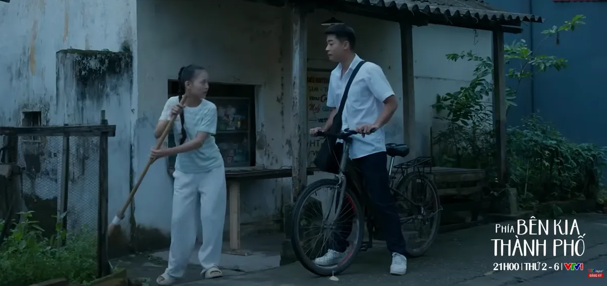 Phía bên kia thành phố - Tập 1: Khuê bị bạn bè chặn đường bắt nạt - Ảnh 4.