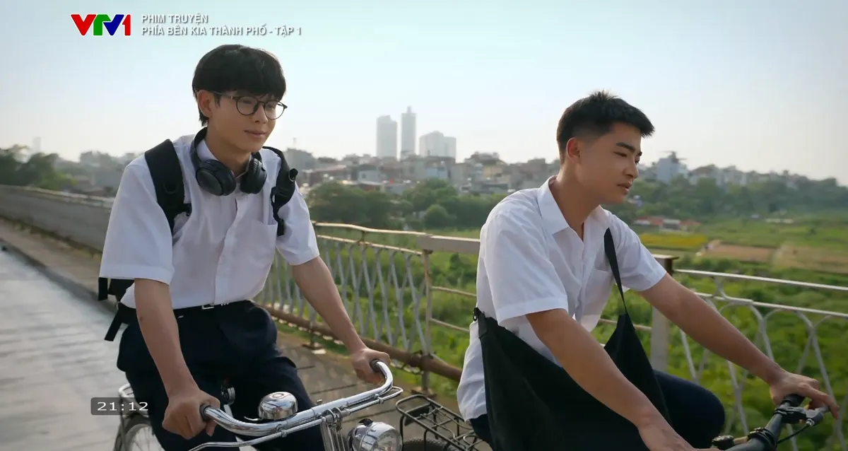 Phía bên kia thành phố - Tập 1: Khuê bị bắt nạt vì không có bố, Cương áp lực vì bạn thân học quá giỏi - Ảnh 1.