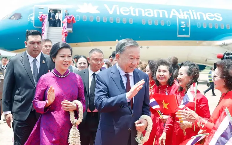 Kiều bào Việt Nam tại Udon Thani đón Tổng Bí thư, Chủ tịch nước Tô Lâm và Phu nhân tại sân bay quốc tế Udon Thani - Ảnh: TTXVN