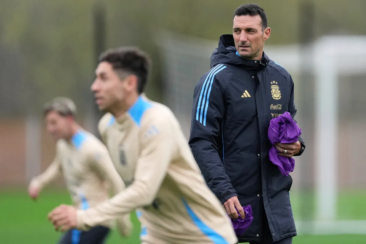Argentina chuẩn bị bảo vệ chức vô địch World Cup, HLV Lionel Scaloni vẫn bình tĩnh - Ảnh 1.