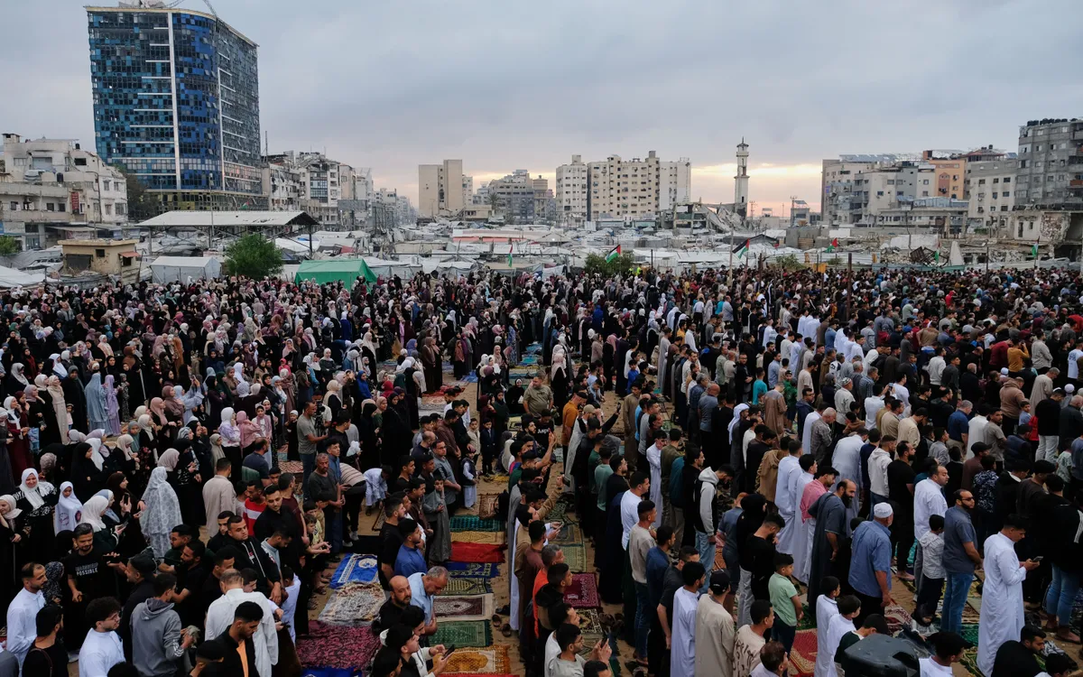 Các tín đồ Hồi giáo tập trung cầu nguyện nhân dịp lễ Eid al-Adha tại thành phố Gaza, ngày 27/5/2026. (Ảnh: AP)
