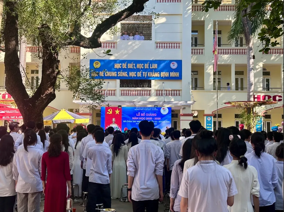 Khoảnh khắc chia tay đầy xúc động của học sinh lớp 12 - Ảnh 2.