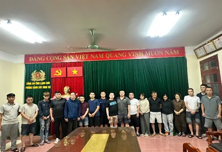 Gần 20 đối tượng rủ nhau vào rừng núi hiểm trở đánh bạc - Ảnh 2.