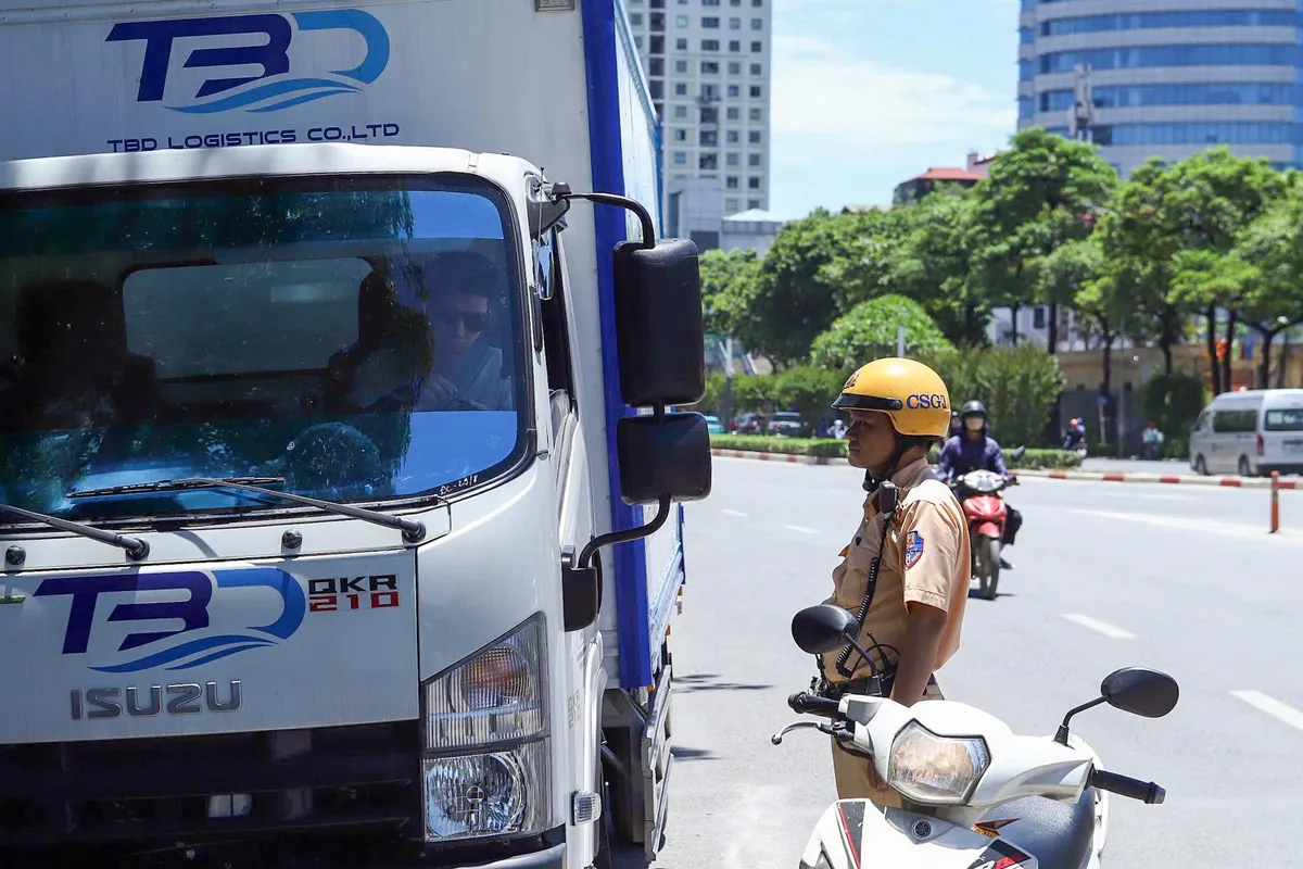CSGT Hà Nội xử phạt hơn 2.200 trường hợp dừng, đỗ xe trái phép trong hơn 10 ngày - Ảnh 1.