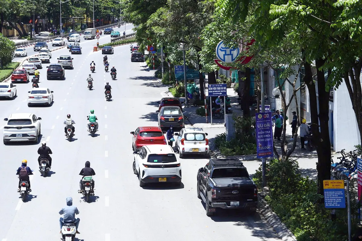 CSGT Hà Nội xử phạt hơn 2.200 trường hợp dừng, đỗ xe trái phép trong hơn 10 ngày - Ảnh 2.