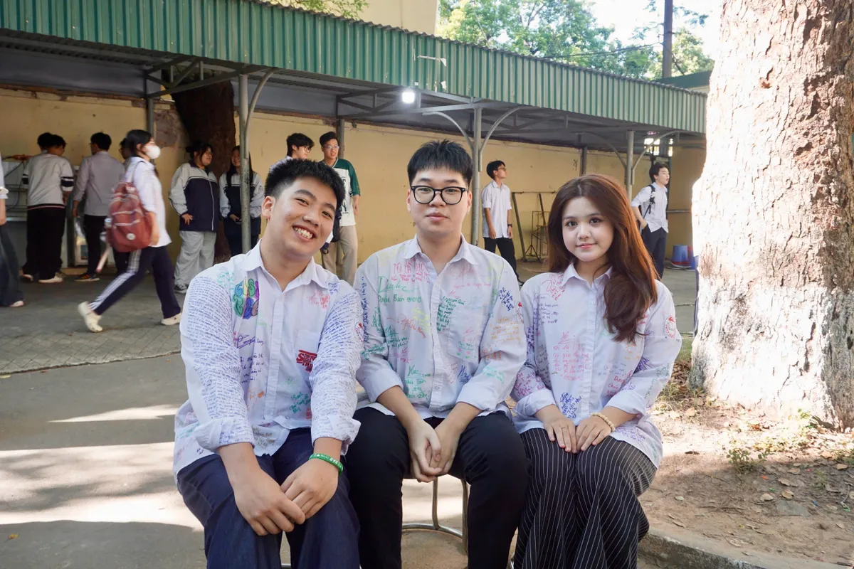 Khoảnh khắc chia tay đầy x&uacute;c động của học sinh lớp 12 - Ảnh 5.