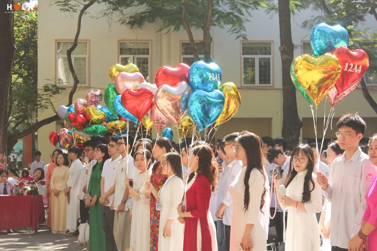 Khoảnh khắc chia tay đầy xúc động của học sinh lớp 12 - Ảnh 1.