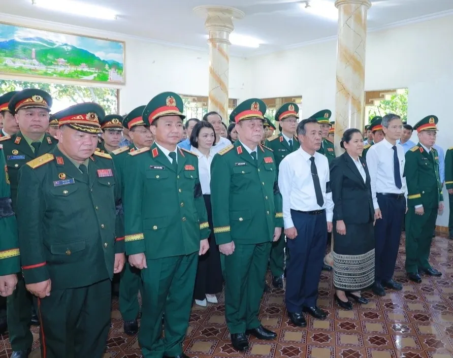 Thanh Hóa: Lễ truy điệu và an táng hài cốt 19 anh hùng, liệt sỹ hy sinh tại Lào
- Ảnh 1. Thanh Hóa: Lễ truy điệu và an táng hài cốt 19 anh hùng, liệt sỹ hy sinh tại Lào
- Ảnh 1.
