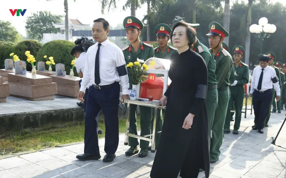 Phó Thủ tướng Chính phủ Phạm Thị Thanh Trà và Bí thư Tỉnh ủy Trần Tiến Dũng cùng các đại biểu thực hiện nghi thức di chuyển hài cốt liệt sĩ đến vị trí an táng. Ảnh: TT