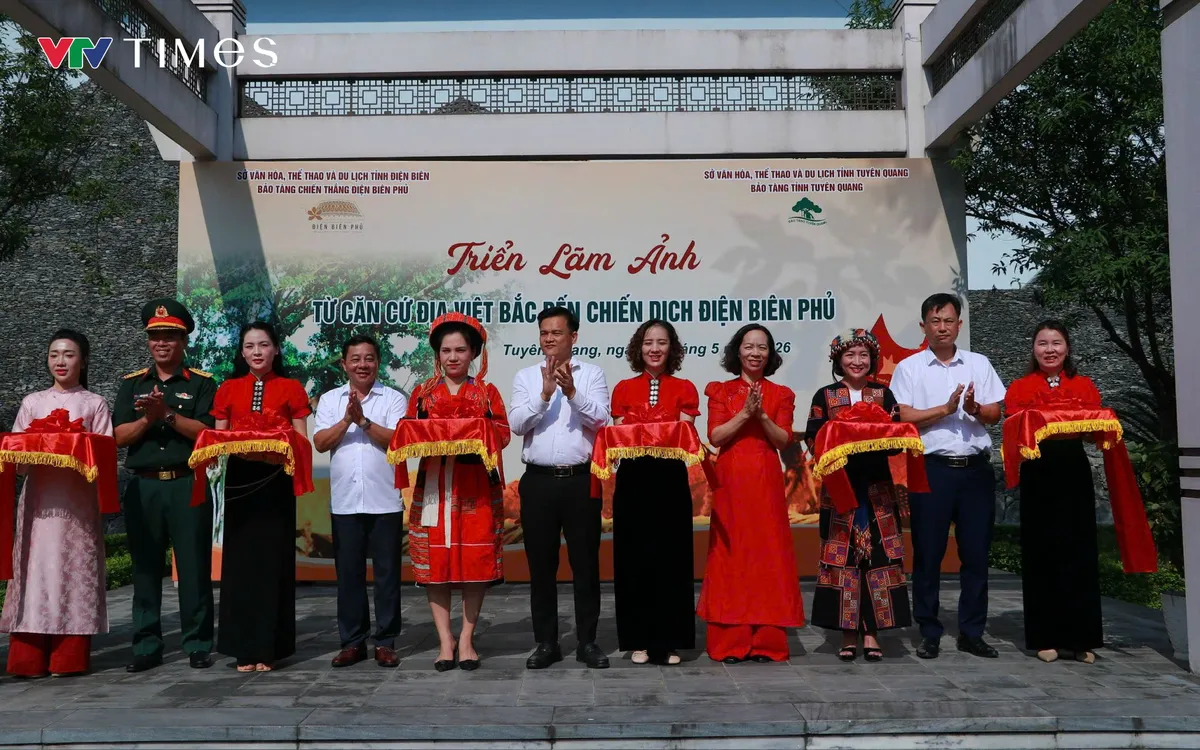 Các đại biểu thực hiện nghi thức cắt băng khai mạc triển lãm ảnh. Ảnh: TT