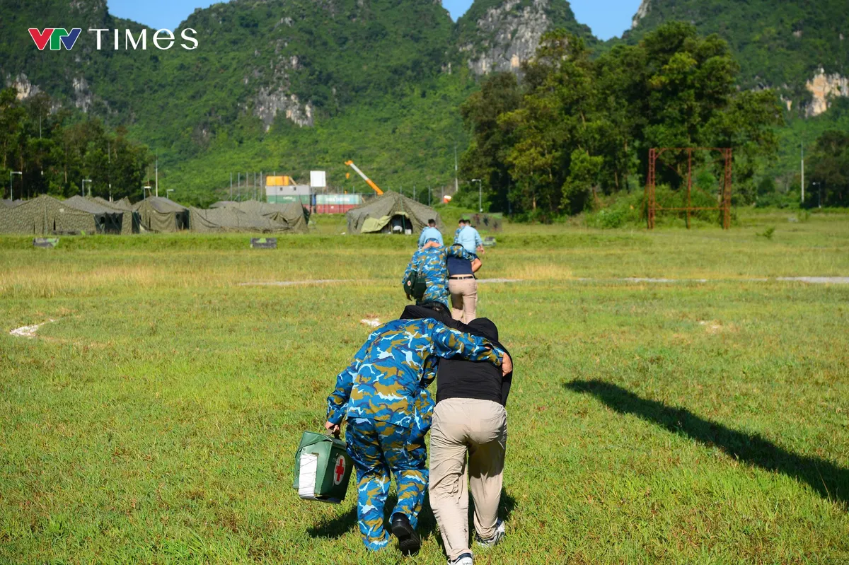 Nâng cao năng lực hiệp đồng cứu hộ, cứu nạn đường không trong tình huống khẩn cấp - Ảnh 10.