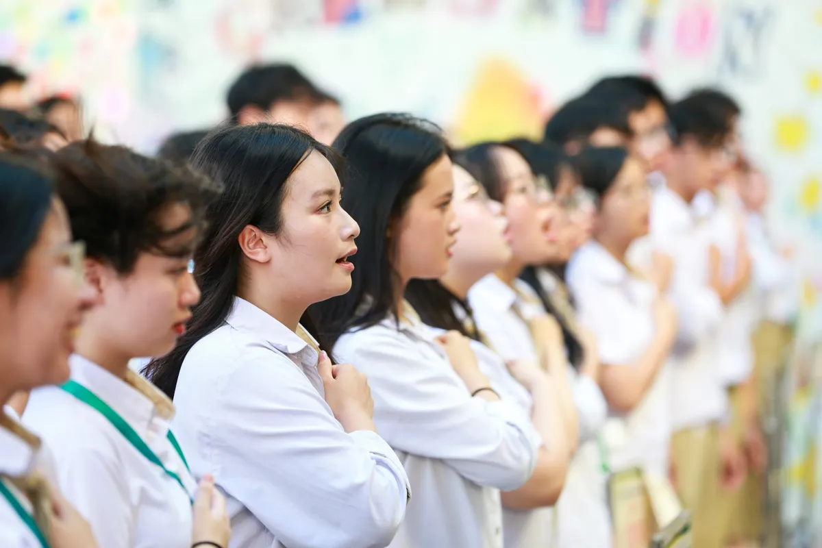 Khoảnh khắc chia tay đầy xúc động của học sinh lớp 12 - Ảnh 9.