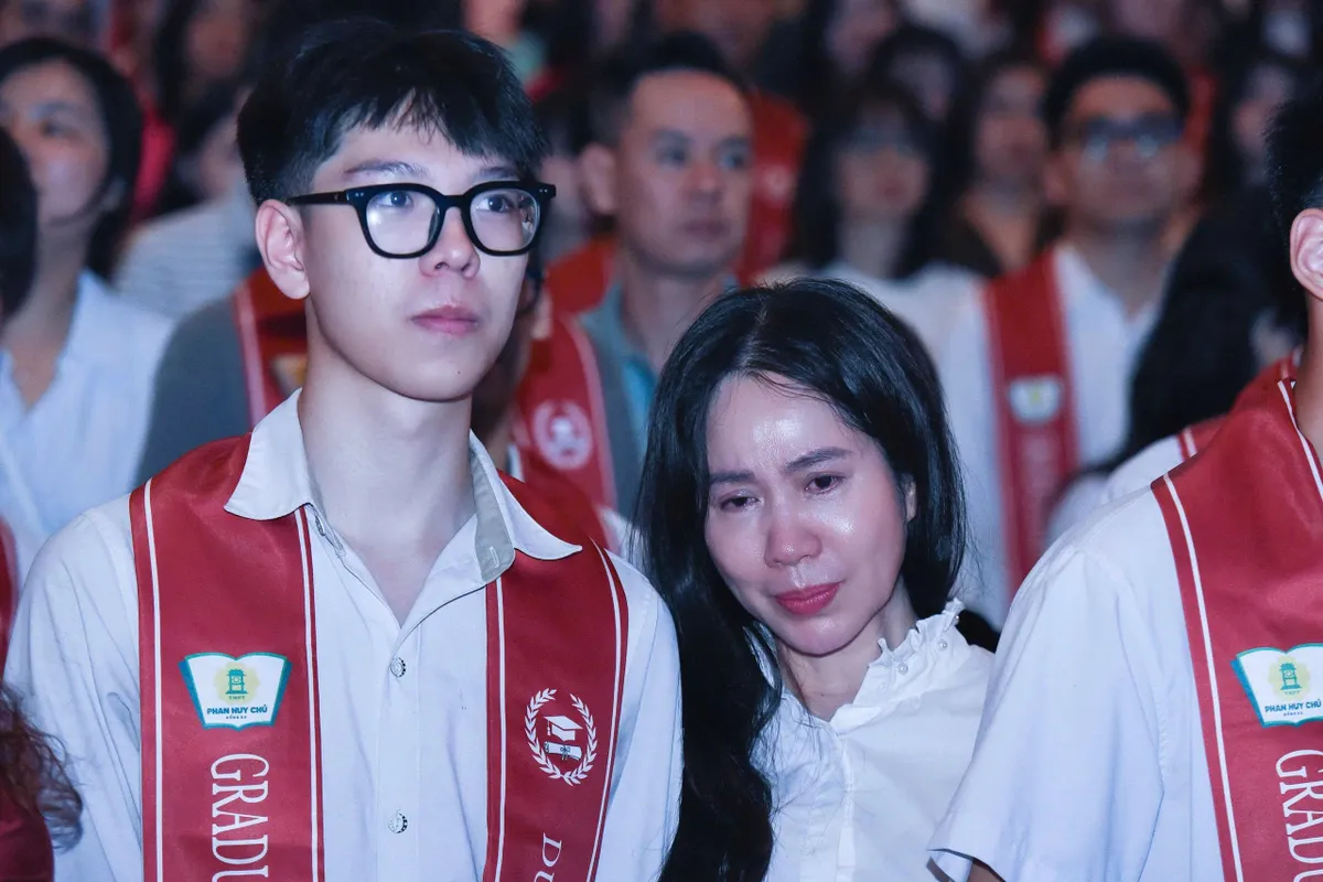 Khoảnh khắc chia tay đầy xúc động của học sinh lớp 12 - Ảnh 8.