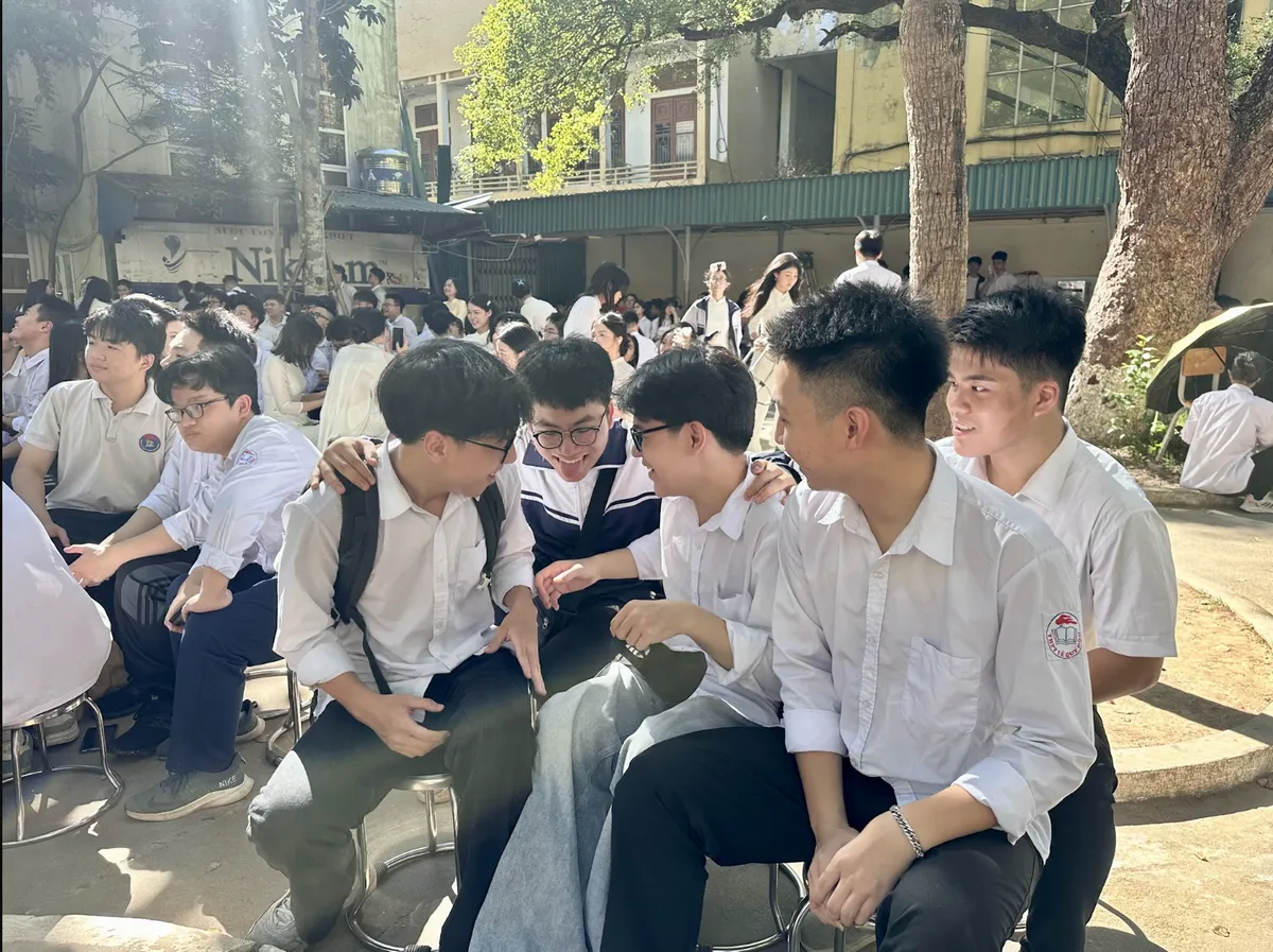 Khoảnh khắc chia tay đầy xúc động của học sinh lớp 12 - Ảnh 3.