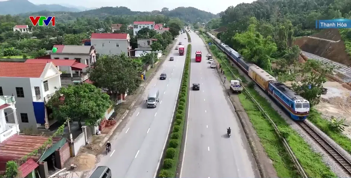 Thanh Hóa tăng cường xử lý các hành vi vi phạm hành lang an toàn giao thông đường sắt - Ảnh 2.