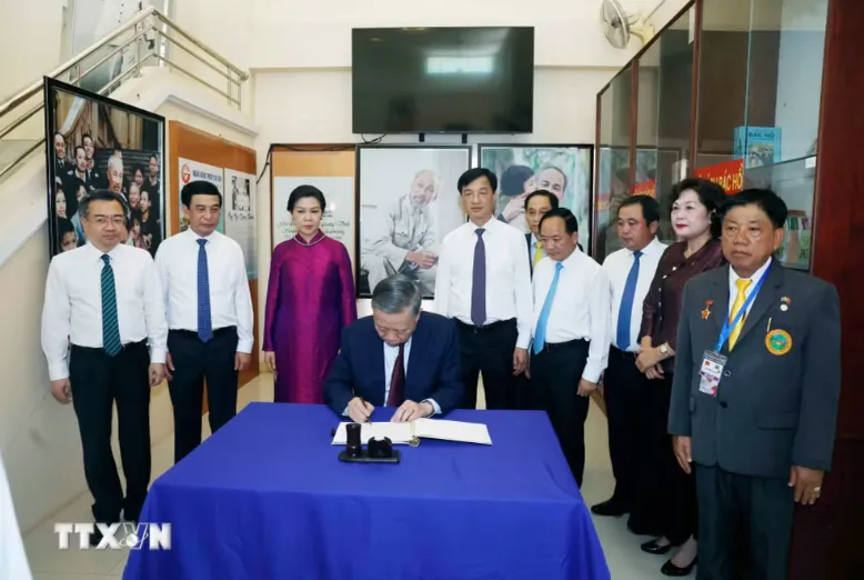 Tổng B&iacute; thư, Chủ tịch nước T&ocirc; L&acirc;m d&acirc;ng hương tưởng niệm Chủ tịch Hồ Ch&iacute; Minh tại Th&aacute;i Lan - Ảnh 1.