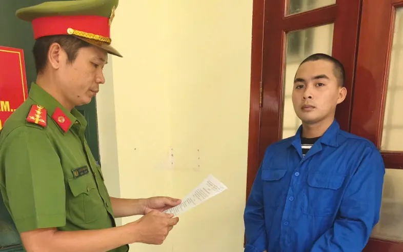 Cơ quan Công an tống đạt quyết định đối với Nguyễn Văn Khanh.