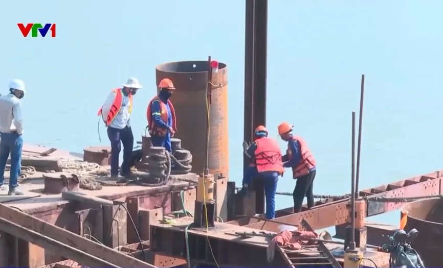 Công nhân căng mình trong nắng nóng thi công các dự án trọng điểm - Ảnh 1.
