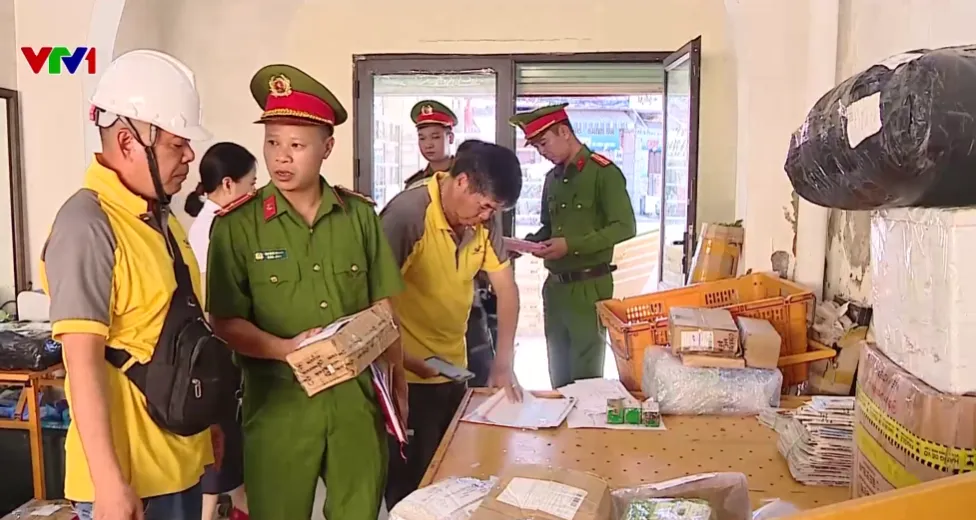 H&agrave;ng cấm ngụy trang trong c&aacute;c g&oacute;i chuyển ph&aacute;t nhanh - Ảnh 1.