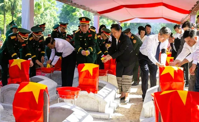 Thanh Hóa: Lễ truy điệu và an táng hài cốt 19 anh hùng, liệt sỹ hy sinh tại Lào
- Ảnh 2. Thanh Hóa: Lễ truy điệu và an táng hài cốt 19 anh hùng, liệt sỹ hy sinh tại Lào
- Ảnh 2.