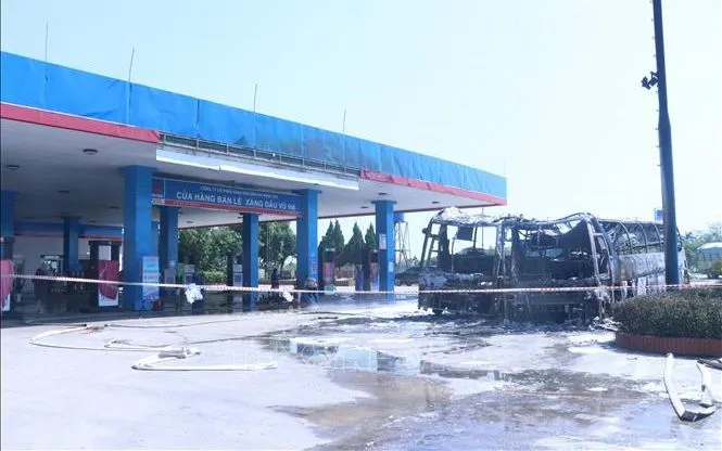 Xe khách 45 chỗ bốc cháy ngùn ngụt trước cây xăng - Ảnh 1.