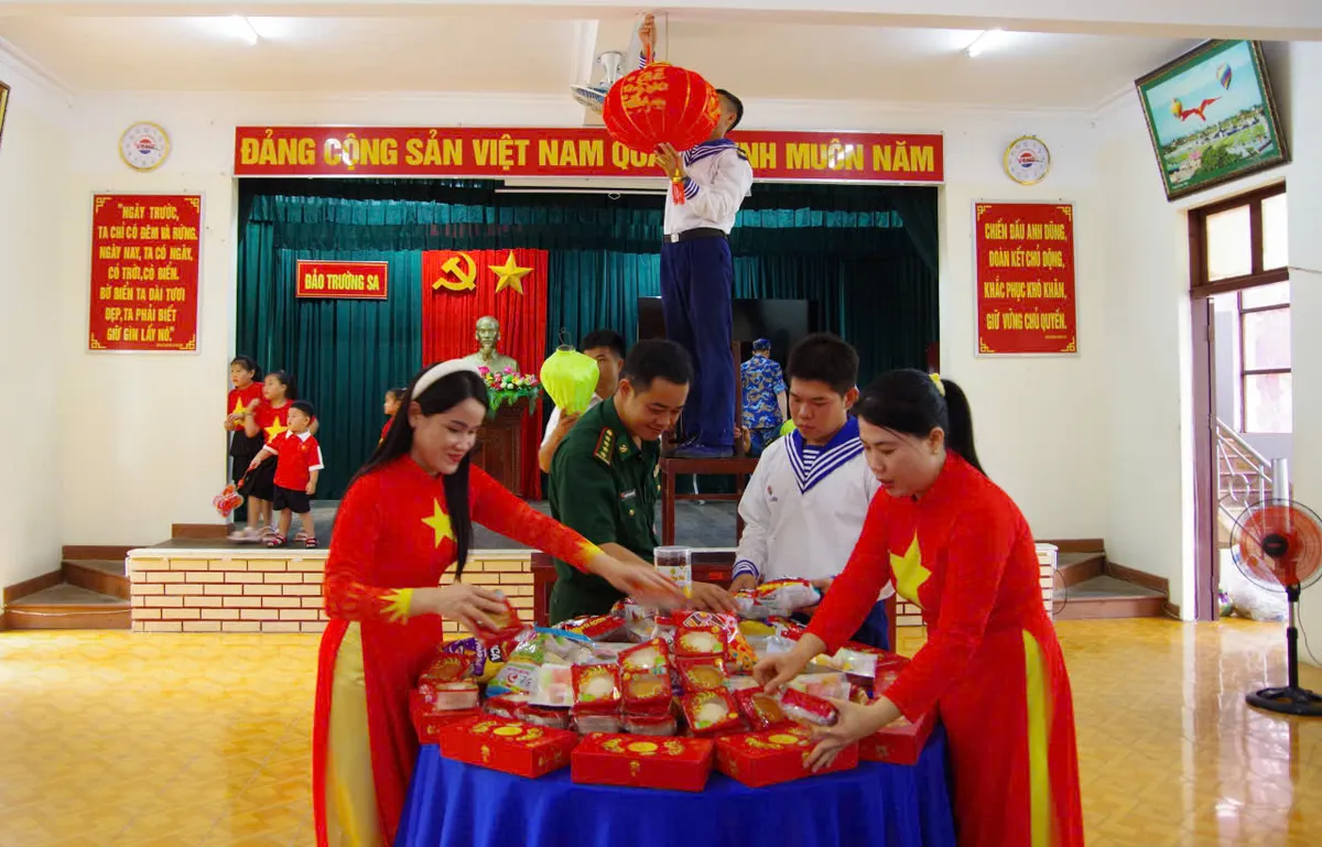 Rộn r&agrave;ng kh&ocirc;ng kh&iacute; chuẩn bị Tết Thiếu nhi 1/6 tại đặc khu Trường Sa - Ảnh 1.