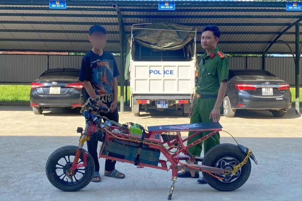Hà Tĩnh: Học sinh lớp 9 tự độ xe điện chạy gần 100km/h từ linh kiện mua trên mạng- Ảnh 1. Hà Tĩnh: Học sinh lớp 9 tự độ xe điện chạy gần 100km/h từ linh kiện mua trên mạng- Ảnh 1.