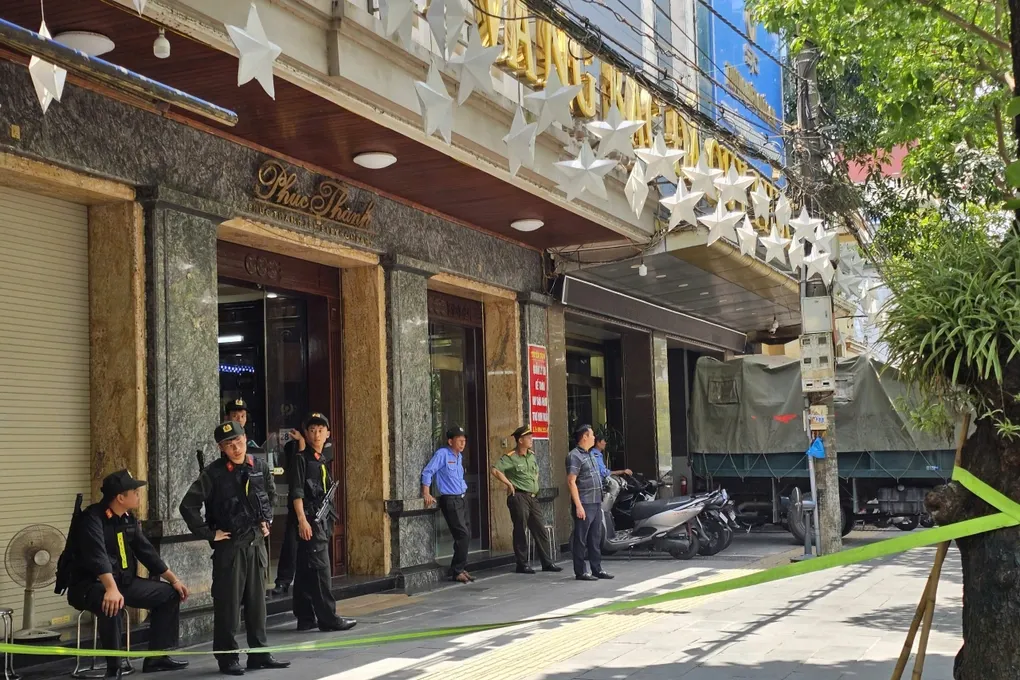 Công an làm việc tại Công ty vàng bạc đá quý Phúc Thành ở Ninh Bình- Ảnh 1. Công an làm việc tại Công ty vàng bạc đá quý Phúc Thành ở Ninh Bình- Ảnh 1.