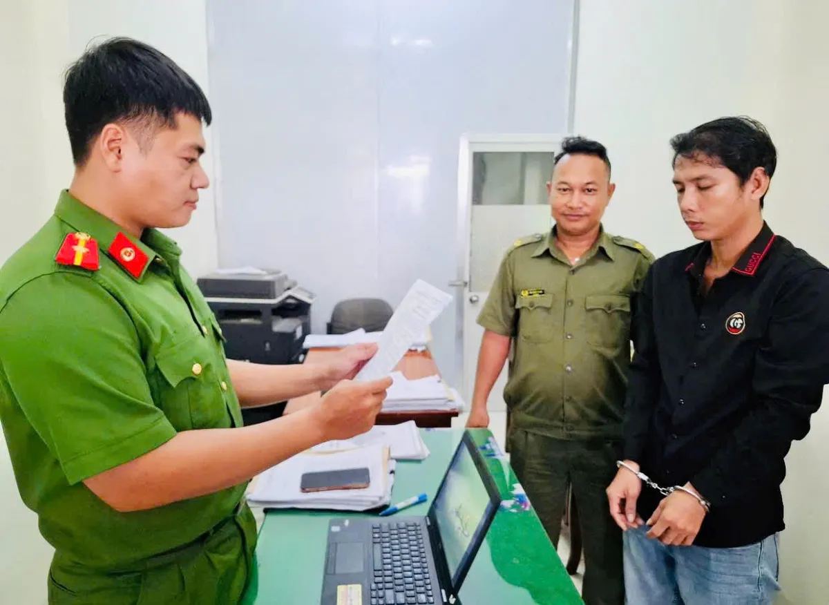 Mang dao đi giải quyết mâu thuẫn, nam thanh niên chém nhầm người bị khởi tố 2 tội- Ảnh 1. Mang dao đi giải quyết mâu thuẫn, nam thanh niên chém nhầm người bị khởi tố 2 tội- Ảnh 1.