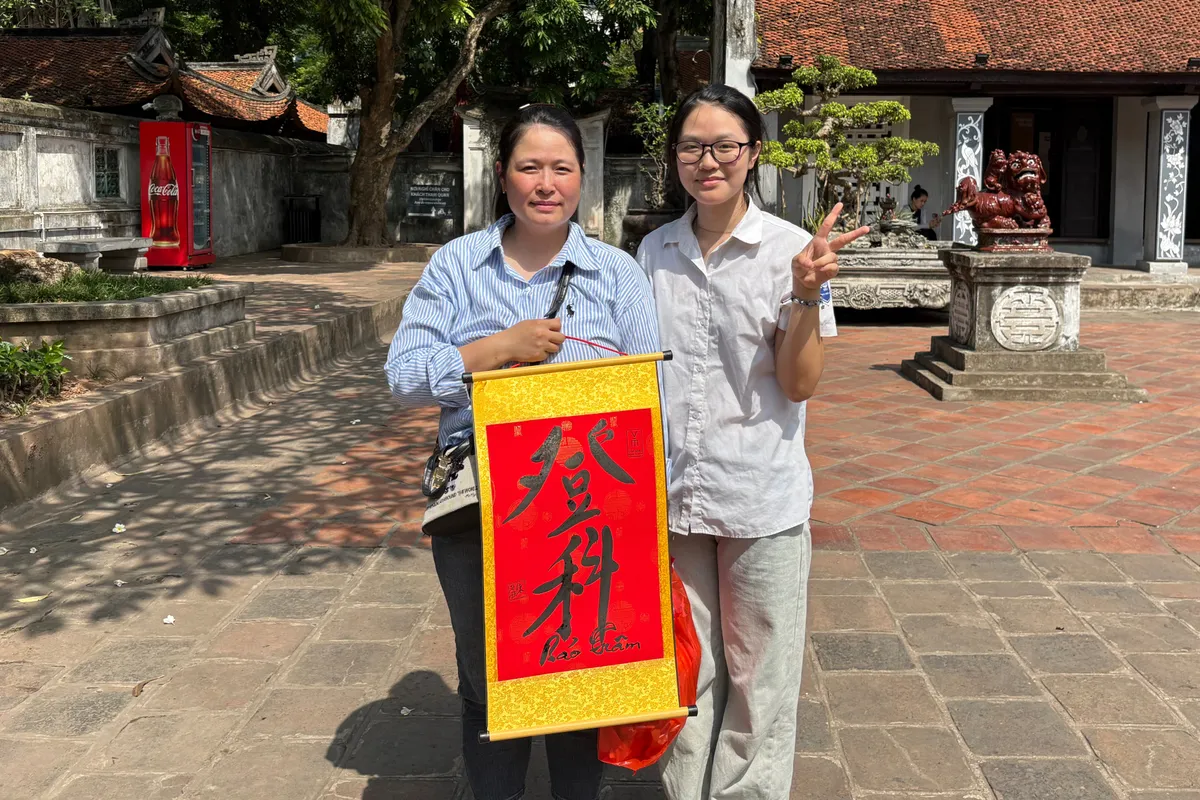 Sĩ tử đội nắng tới Văn Miếu - Quốc Tử Giám cầu may trước kỳ thi vào lớp 10 - Ảnh 7.
