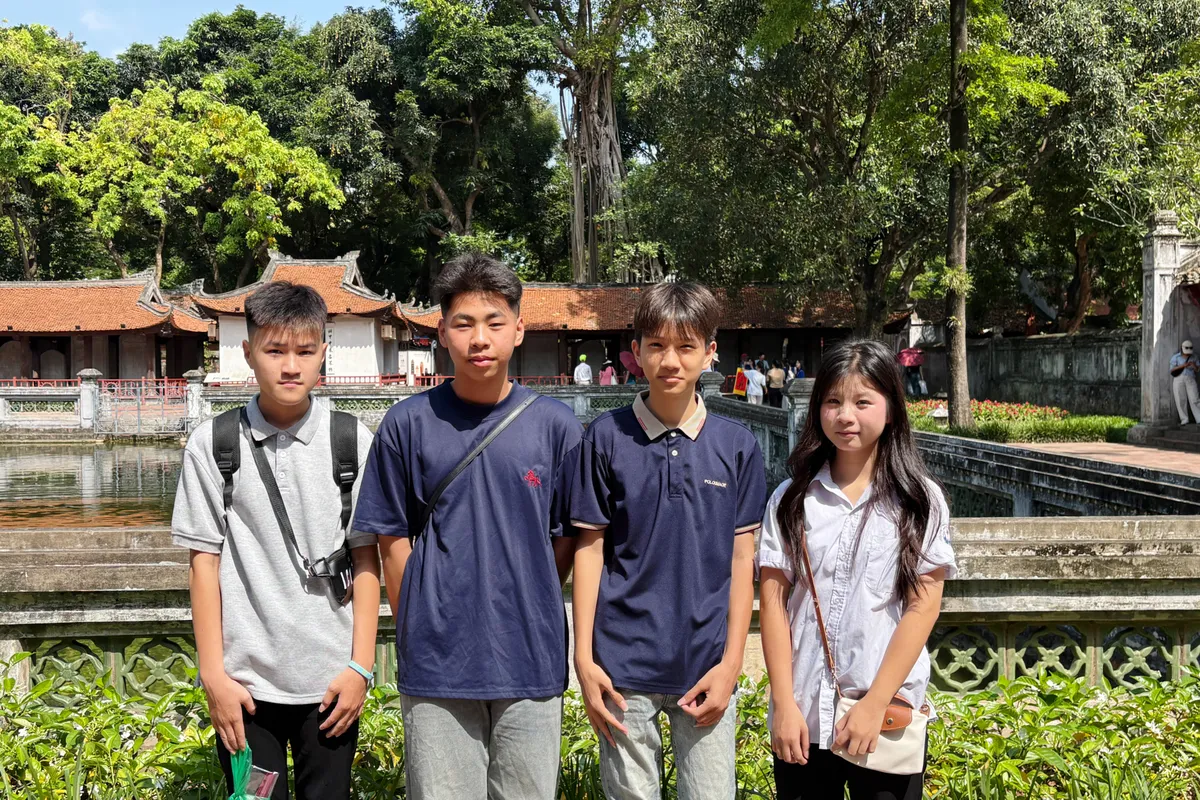 Sĩ tử đội nắng tới Văn Miếu - Quốc Tử Giám cầu may trước kỳ thi vào lớp 10 - Ảnh 3.