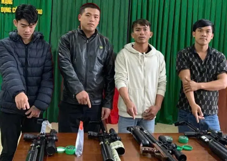 Triệt phá đường dây sản xuất, mua bán vũ khí quân dụng trái phép tại Huế và Lâm Đồng- Ảnh 1. Triệt phá đường dây sản xuất, mua bán vũ khí quân dụng trái phép tại Huế và Lâm Đồng- Ảnh 1.