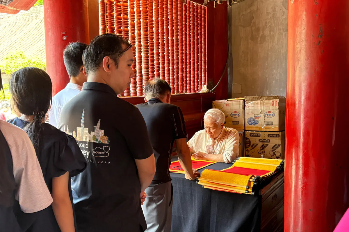 Sĩ tử đội nắng tới Văn Miếu - Quốc Tử Giám cầu may trước kỳ thi vào lớp 10 - Ảnh 6.