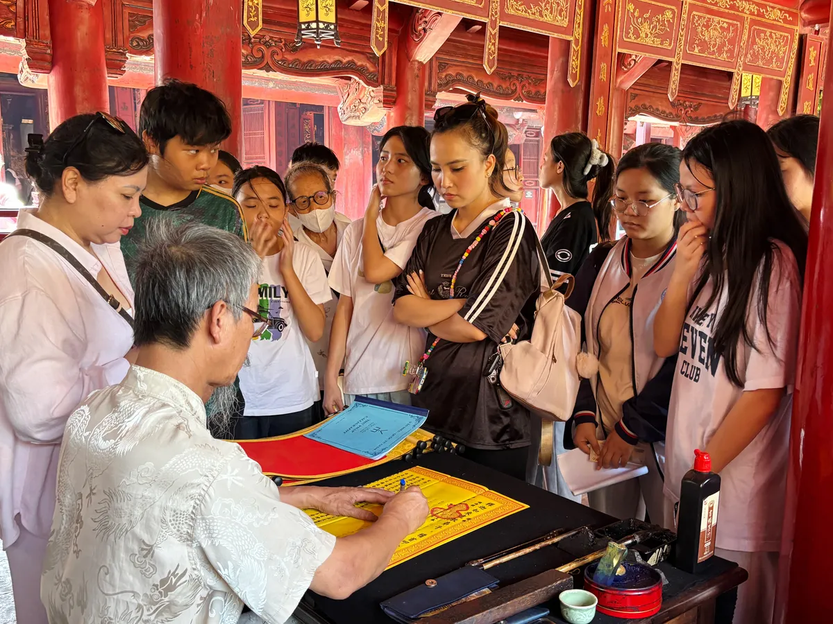 Sĩ tử đội nắng tới Văn Miếu - Quốc Tử Giám cầu may trước kỳ thi vào lớp 10 - Ảnh 5.
