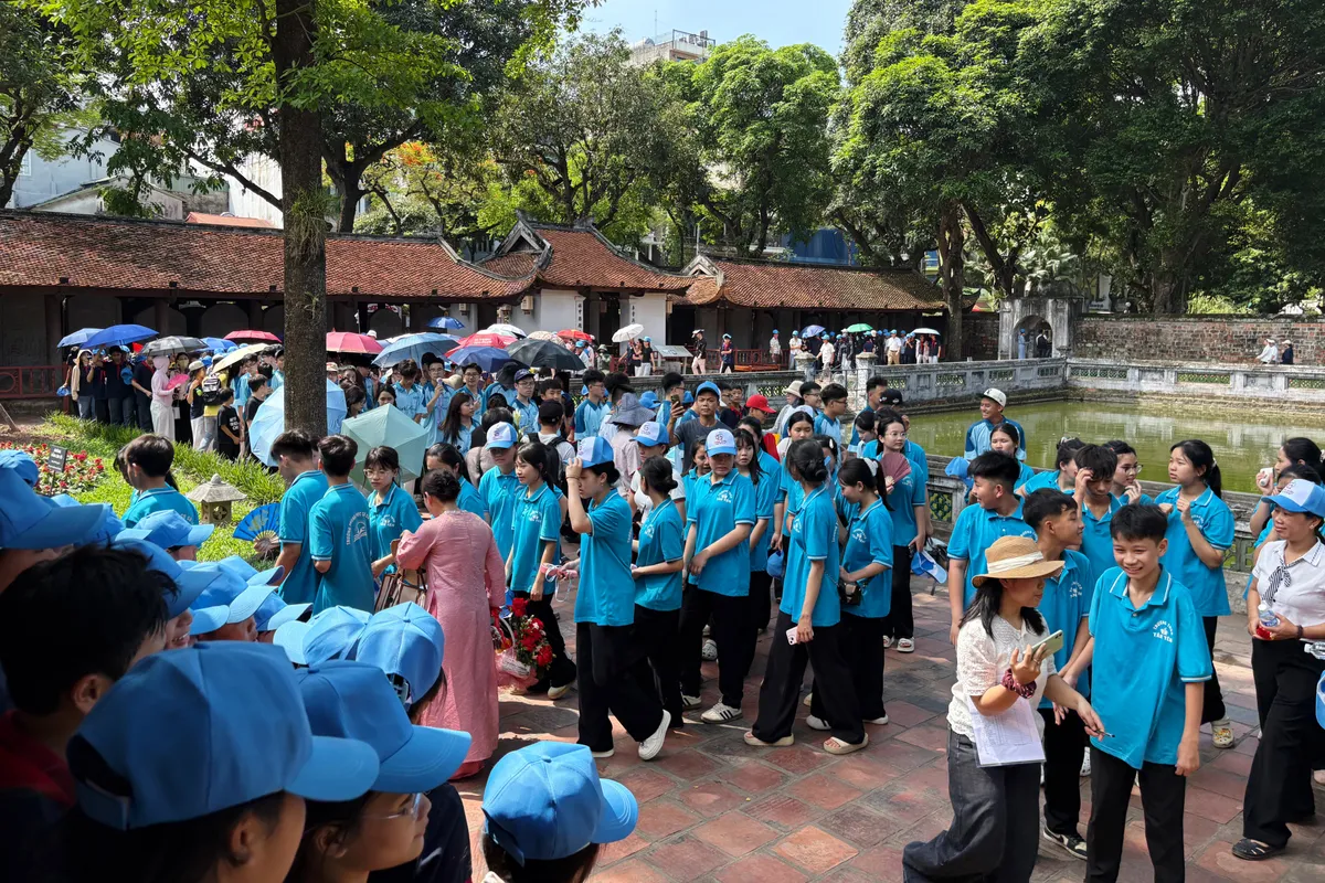 Sĩ tử đội nắng tới Văn Miếu - Quốc Tử Giám cầu may trước kỳ thi vào lớp 10 - Ảnh 1.