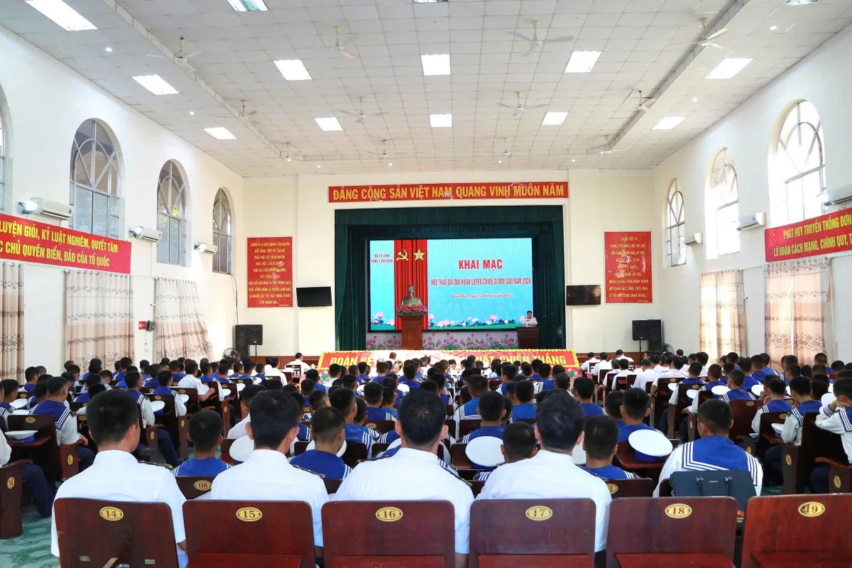 Vùng 4 Hải quân: Sôi nổi Hội thao đại đội huấn luyện chiến sĩ mới giỏi năm 2026 - Ảnh 2.