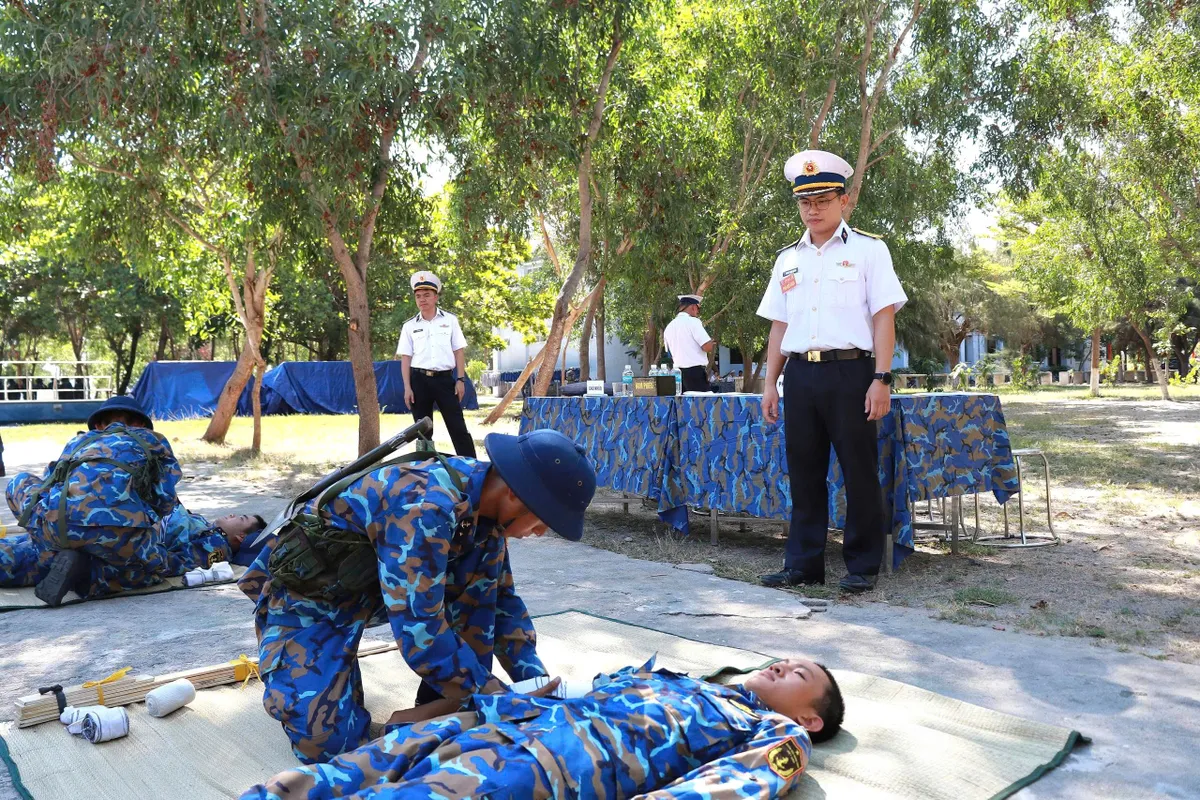 Vùng 4 Hải quân: Sôi nổi Hội thao đại đội huấn luyện chiến sĩ mới giỏi năm 2026 - Ảnh 4.