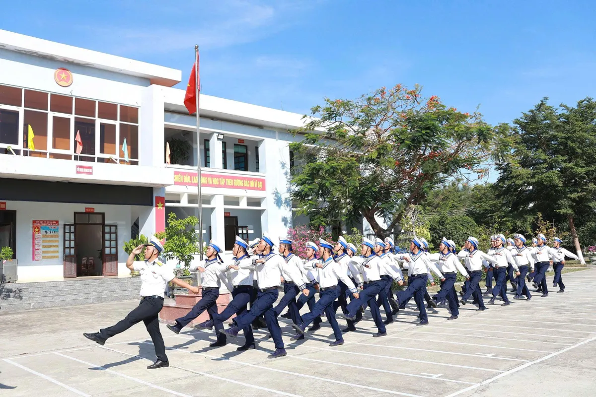 Vùng 4 Hải quân: Sôi nổi Hội thao đại đội huấn luyện chiến sĩ mới giỏi năm 2026 - Ảnh 5.