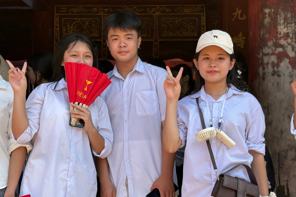 Sĩ tử đội nắng tới Văn Miếu - Quốc Tử Giám cầu may trước kỳ thi vào lớp 10 - Ảnh 4.
