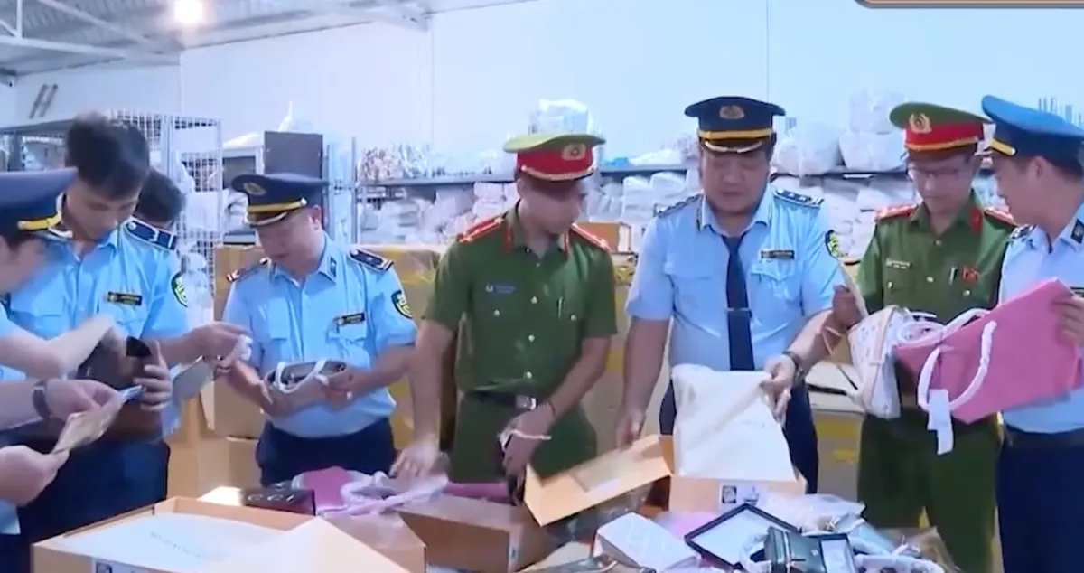 Khởi tố 2 bị can bu&ocirc;n b&aacute;n h&agrave;ng giả nh&atilde;n hiệu nổi tiếng- Ảnh 1.