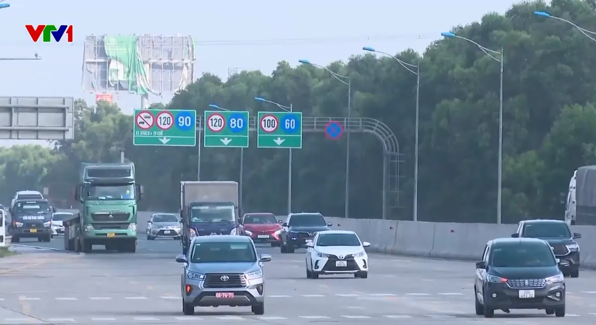 Lưu &yacute; khi di chuyển tr&ecirc;n cao tốc để tr&aacute;nh rủi ro mất an to&agrave;n - Ảnh 1.