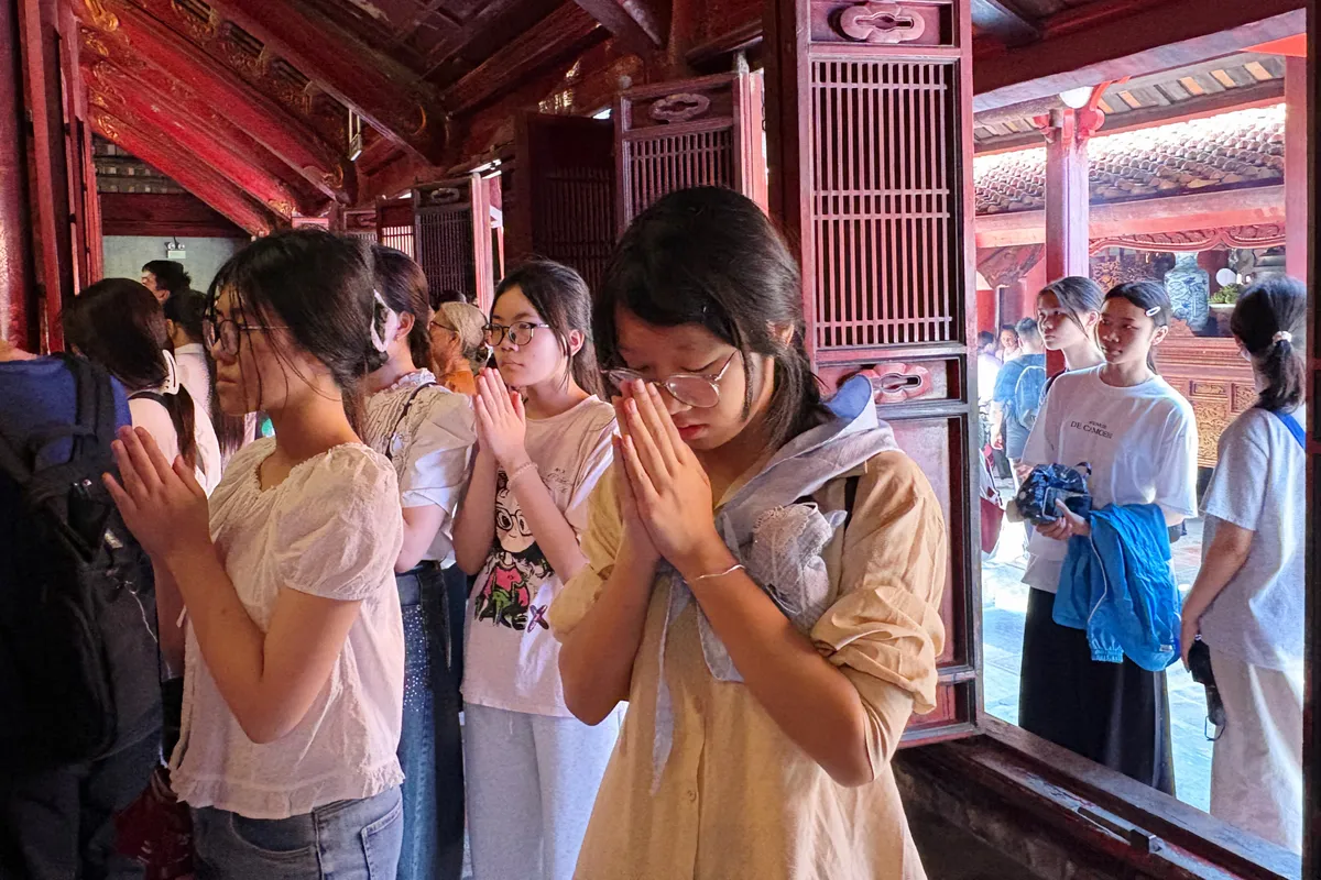 Sĩ tử đội nắng tới Văn Miếu - Quốc Tử Giám cầu may trước kỳ thi vào lớp 10 - Ảnh 9.