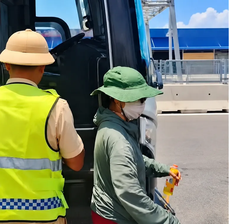 Xe 26 chỗ “nhồi” 37 khách lưu thông trên cao tốc bị phạt hơn 82 triệu đồng - Ảnh 1.