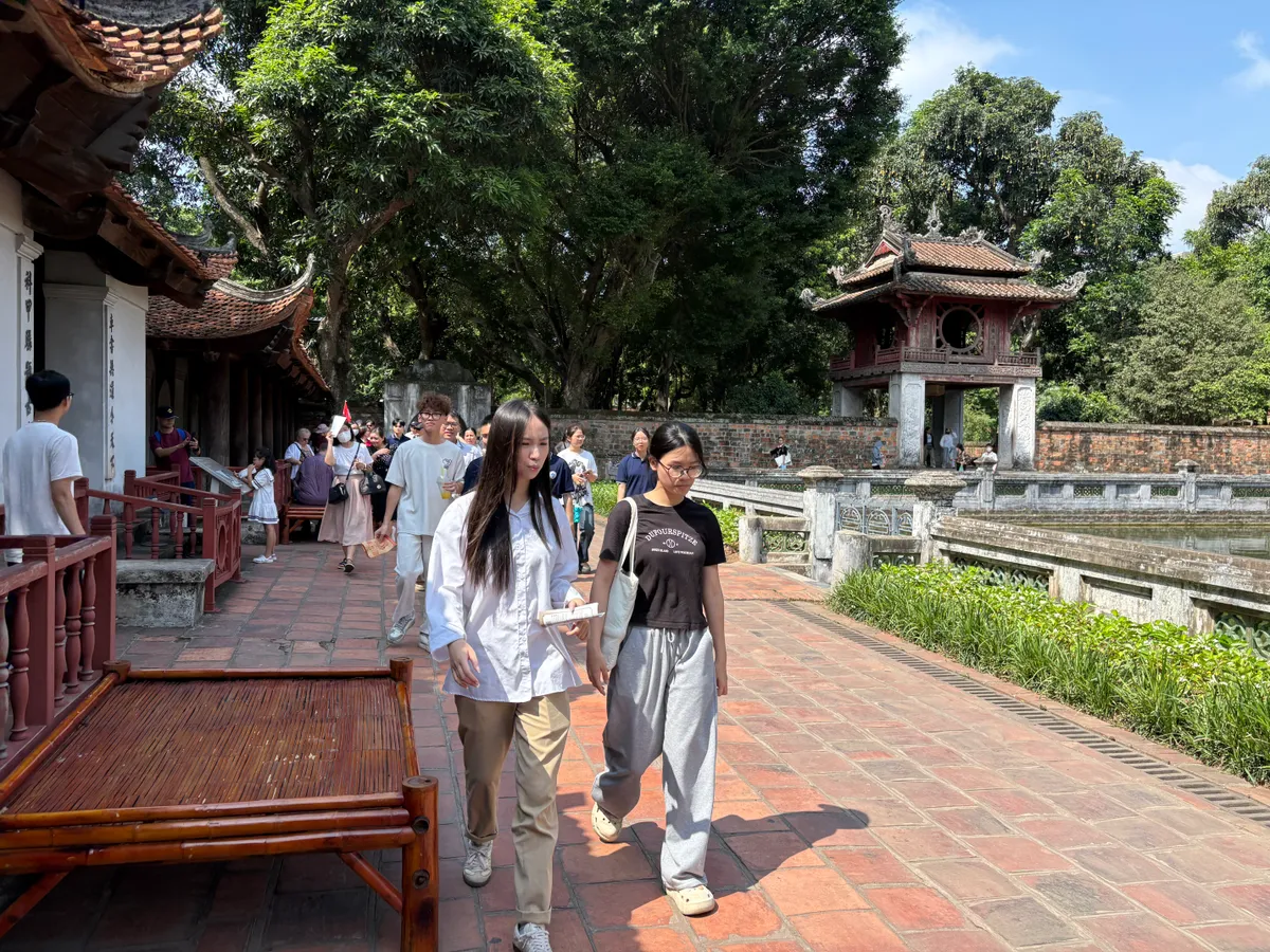 Sĩ tử đội nắng tới Văn Miếu - Quốc Tử Giám cầu may trước kỳ thi vào lớp 10 - Ảnh 2.