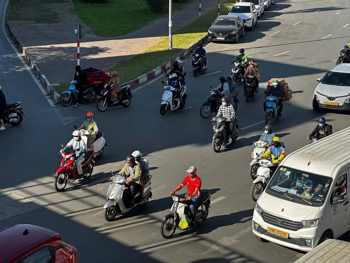 Nắng n&oacute;ng ở Bắc Bộ giảm dần, chiều tối c&oacute; mưa d&ocirc;ng - Ảnh 1.